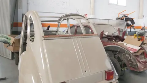 Coches cl&aacute;sicos en un taller de Cartagena (foto: La 7)