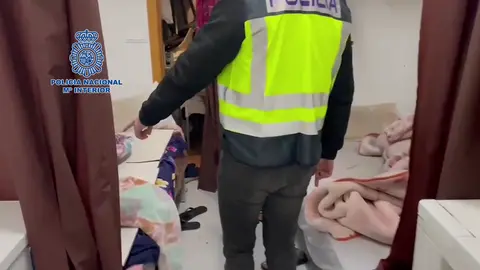 Dormitorios en donde viv&iacute;an los trabajadores de kebabs explotados en la Regi&oacute;n (foto: Polic&iacute;a Nacional)