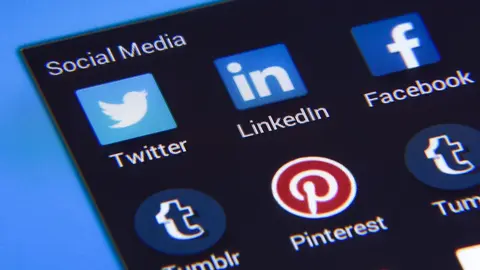 Tel&eacute;fono m&oacute;vil con redes sociales (foto: La 7)