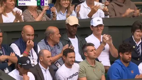 Jimmy Butler, con gorra beigle, en el box de Alcaraz