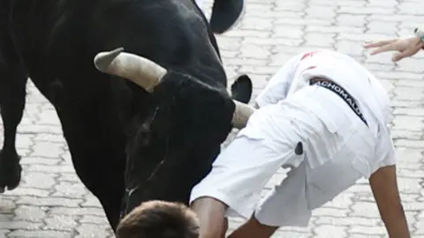 Cornada del corredor holand&eacute;s en la 7&ordm; encierro de San Ferm&iacute;n (foto: Agencias)