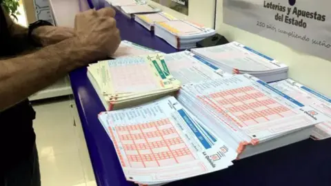 Un hombre rellenando un boleto para participar en uno de los sorteos de Loter&iacute;as y Apuestas del Estado (foto: Europa Press)