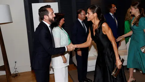 El presidente de Secuoya, Ra&uacute;l Berdon&eacute;s, saluda a la reina Letizia y a la princesa de Asturias, Leonor de Borb&oacute;n