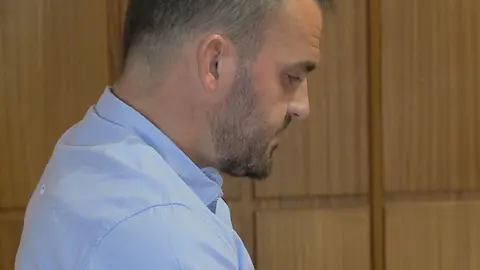 El acusado de violar a una ni&ntilde;a de 12 a&ntilde;os, ante el juez (foto: La 7)