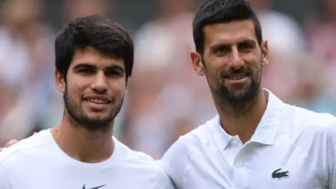 Alcaraz (izq.) y Djokovic, antes de la final