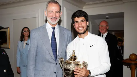 Carlos Alcaraz (der.) posa con el rey Felipe VI tras el encuentro, con el trofeo en sus manos