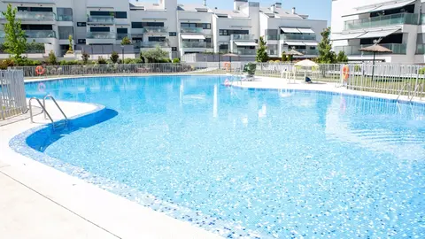 Foto de archivo de una piscina de urbanizaci&oacute;n | Europa Press