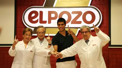 Carlos Alcaraz es 'uno m&aacute;s de la familia ElPozo'. Aqu&iacute; posa con Rafael, Tom&aacute;s y Juana Fuertes.
