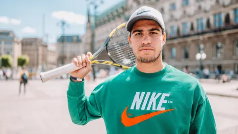 Nike provee a Carlos Alcaraz de la ropa que luce durante los partidos y entrenamientos