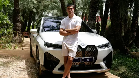 BMW es una de las empresas con las que colabora Carlos Alcaraz. El murciano conduce un iX1