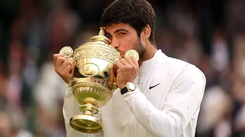 Rolex es uno de los grandes colaboradores de Carlos Alcaraz. El murciano luce sus relojes cada vez que levanta un trofeo, como el de este domingo de Wimbledon