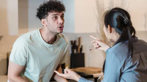 Una pareja discutiendo