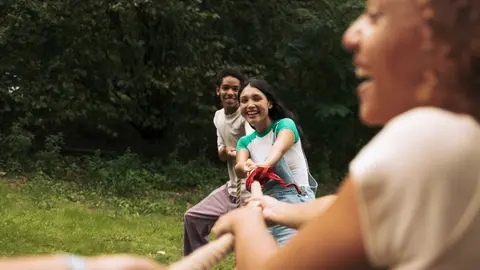 Un grupo de ni&ntilde;os disfrutan de una actividad t&iacute;pica en los campamentos de verano (foto: La 7)