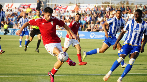 Ocasi&oacute;n de Dani Vega en el partido entre Real Murcia y Sheffield Wednesday (foto: Real Murcia)