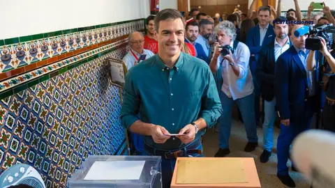 Pedro S&aacute;nchez, en el momento de ejercer su derecho al voto