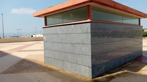 El Ayuntamiento elimina las pintadas del per&iacute;metro del Estadio Enrique Roca de Murcia (foto: Ayuntamiento de Murcia)