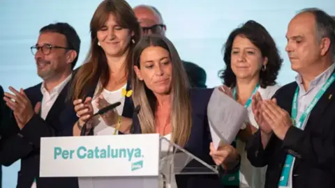 El vicepresidente y portavoz de Junts, Josep Rius, la presidenta de Junts, Laura Borr&agrave;s, la candidata n&uacute;mero 1 de Junts por Barcelona al Congreso de los Diputados, M&iacute;riam Nogueras (foto: Europa Press)