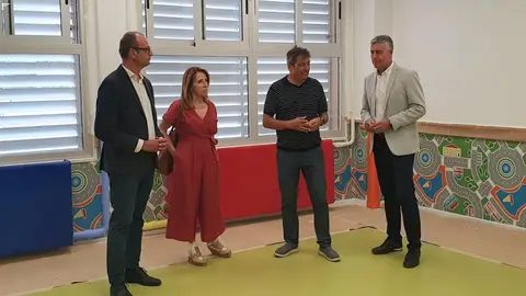 V&iacute;ctor Mar&iacute;n, visita, junto a la concejala de Educaci&oacute;n del Ayuntamiento de Murcia, Bel&eacute;n L&oacute;pez, las obras de adecuaci&oacute;n del aula de dos a&ntilde;os en el CEIP Juan de la Cierva, de Casillas (foto: CARM)