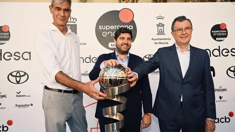 L&oacute;pez Miras, en el centro, durante la presentaci&oacute;n de la Supercopa de baloncesto, junto al alcalde de Murcia, Jos&eacute; Ballesta, a la derecha de la imagen (foto: CARM)
