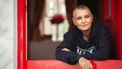 Sinead O'Connor, en una imagen reciente publicada en su perfil oficial de Facebook