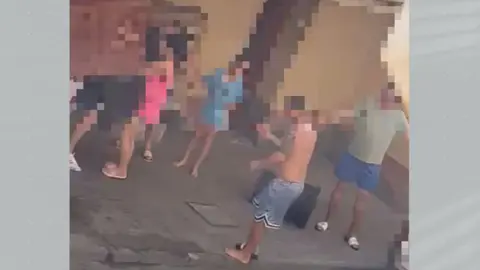 Im&aacute;genes del enfrentamiento entre Polic&iacute;a Local de Murcia y algunos vecinos del Esp&iacute;ritu Santo (foto: La 7)