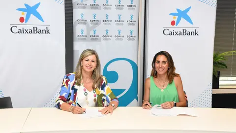 La directora territorial de Caixabank para Valencia y Murcia, Olga Garc&iacute;a (izq.) y Paula Pay&aacute;, presidenta del Colegio de Farmac&eacute;uticos