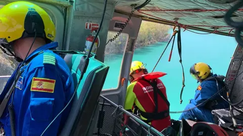 Efectivos de Emergencias durante las labores de b&uacute;squeda y rescate