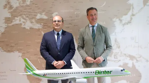 Marcos Ortu&ntilde;o, y el coordinador general de Binter, Santiago Guerra, tras la presentaci&oacute;n del acuerdo para la promoci&oacute;n del destino Regi&oacute;n de Murcia en Canarias