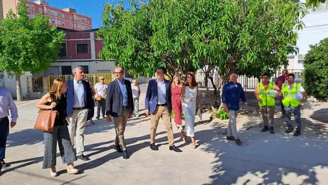 El consejero en funciones de Educaci&oacute;n, Formaci&oacute;n Profesional y Empleo, V&iacute;ctor Mar&iacute;n, visita las obras del comedor en el CEIP Barriomar (Murcia), junto con el alcalde de Murcia, Jos&eacute; Ballesta (foto: La 7)