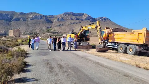 El consejero en funciones de Agua, Agricultura, Ganader&iacute;a y Pesca, Antonio Luengo, durante su visita al camino rural del Sombrerico, en el municipio de &Aacute;guilas