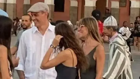 Pedro S&aacute;nchez, con otros miembros de su familia, en la captura de un v&iacute;deo grabado en Marrakech