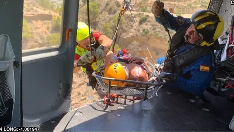 Imagen del rescate en helic&oacute;ptero (foto: 112 Regi&oacute;n de Murcia)