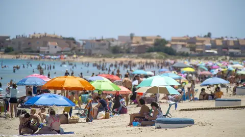 Veraneantes en la Playa de Levante, en la Manga del Mar Menor