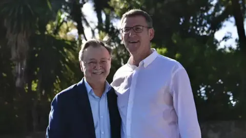 El presidente de Ceuta, Juan Luis Vivas, junto al l&iacute;der del PP, Alberto N&uacute;&ntilde;ez Feij&oacute;o
