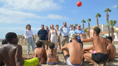 La consejera en funciones de Pol&iacute;tica Social, Familias e Igualdad, Conchita Ruiz Caballero, durante el campamento en Los Alc&aacute;zares donde participan los centros de protecci&oacute;n de menores de Santo &Aacute;ngel y Nuevo Futuro