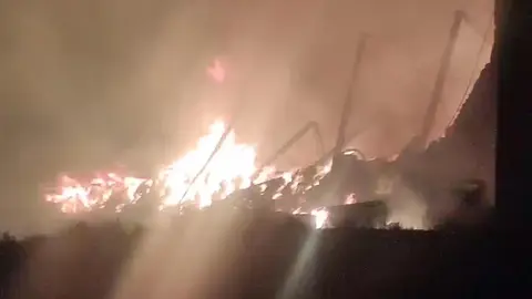 Fotos de la nave ardiendo en Fuente &Aacute;lamo (foto: Polic&iacute;a Local de Fuente &Aacute;lamo)