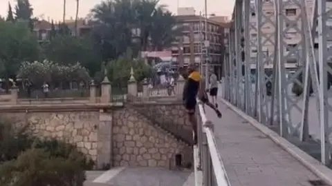 Imagen del v&iacute;deo que se ha hecho viral en la Regi&oacute;n donde 3 hombres se lanzan al r&iacute;o Segura desde uno de los puentes de Murcia (foto: Internet)