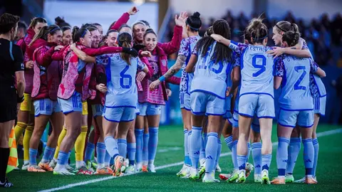 Las jugadoras de la selecci&oacute;n espa&ntilde;ola celebran el pase a cuartos en el Mundial (foto: Europa Press)