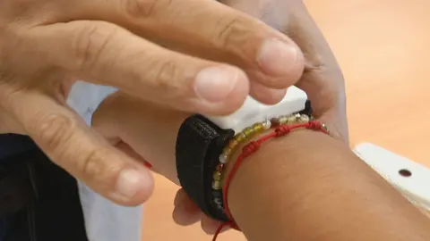 Pulsera para prevenir un golpe de calor (foto: La 7)