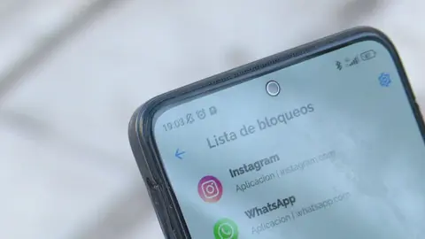 App que bloquea a otras del terminal m&oacute;vil para desconectar en vacaciones (foto: La 7)