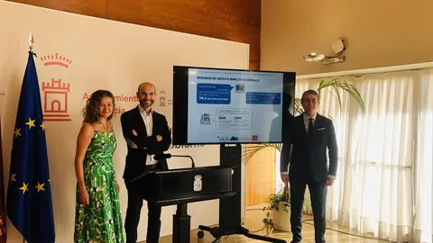 Felipe Salda&ntilde;a, presidente de los hoteleros; &Aacute;ngeles Ballesta, directora de Murcia Convention Bureauel; y el concejal de Turismo, Consumo y Comercio, Jes&uacute;s Pacheco (foto: Europa Press)