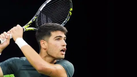 Carlos Alcaraz durante su partido ante Hubert Hurkacz en el Masters 1.000 de Canad&aacute; (foto: Europa Press)