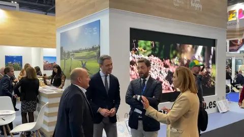 El consejero Ortu&ntilde;o y Juanfran Mart&iacute;nez, director del Itrem, en la World Travel Market de Londres