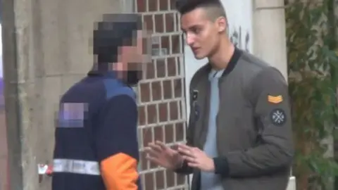 Momento en el que el &lsquo;exyoutuber&rsquo; MrGranBomba insulta a un repartidor llam&aacute;ndole &lsquo;cara anchoa&rsquo; (foto: YouTube)