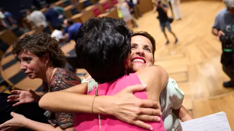 Mar&iacute;a Chivite, a la derecha, se abraza a una compa&ntilde;era del PSOE-PSN tras lograr la investidura