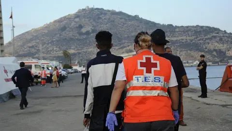 Cruz Roja atiende a inmigrantes llegados en patera, en una imagen de archivo
