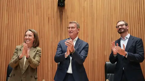 Feij&oacute;o, flanqueado por Cuca Gamarra y Javier Maroto en la reuni&oacute;n de este mi&eacute;rcoles con sus grupos parlamentarios