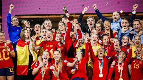 Las jugadoras de la selecci&oacute;n celebran el t&iacute;tulo. Eva  Navarro, abajo a la derecha (dorsal 15)