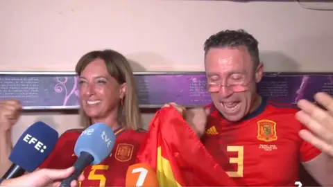 Los padres de Eva Navarro celebran el triunfo de su hija en el Mundial.