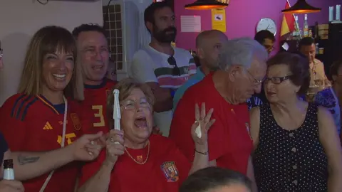 La familia de Eva Navarro durante el partido